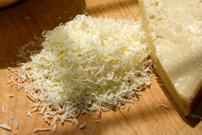 Keju merupakan makanan yang mengandung