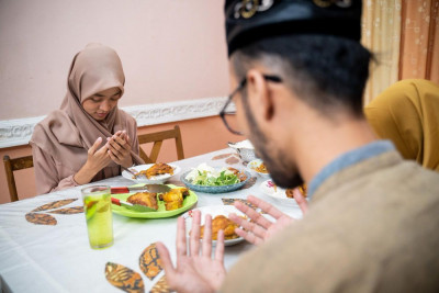 BERISIKO! HINDARI KONSUMSI 7 MAKANAN INI SAAT BERBUKA PUASA