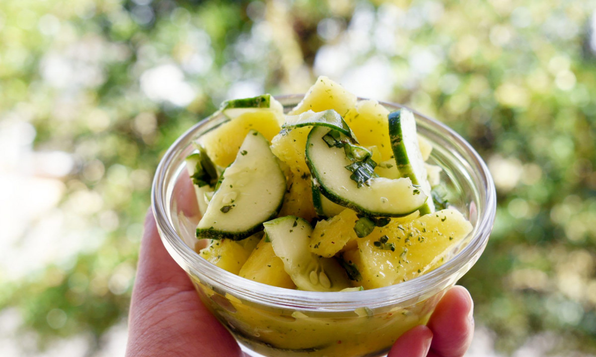 Segarnya salad nanas dengan perpaduan buah tropis dan sayuran renyah