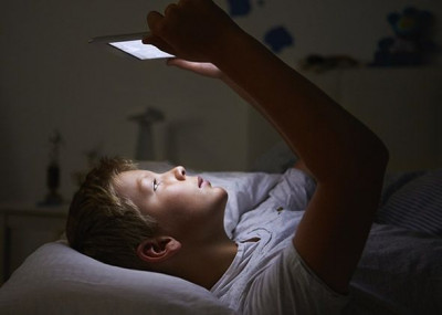 Lebih Sedikit Bermain Smartphone Bisa TIngkatkan Kualitas Tidur