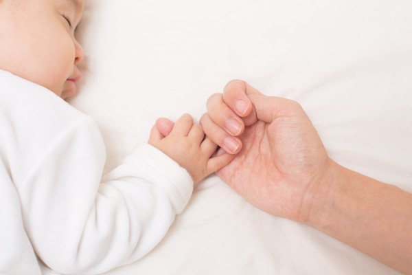 Manfaat 'Ajaib' Sentuhan Orang Tua Untuk Si Kecil