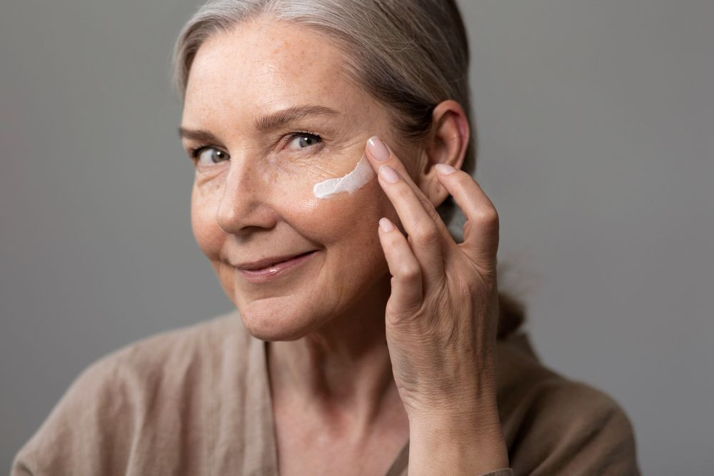 merawat kulit di usia lanjut, menjaga kulit tetap glowing, glowing, perawatan kulit, cara merawat kulit, kulit orang tua, yesdok