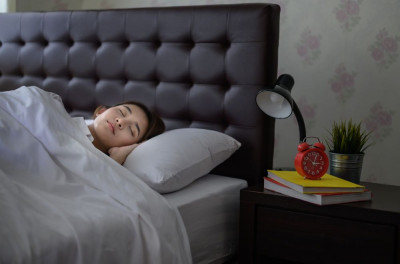 7 MANFAAT TIDUR TANPA CAHAYA DALAM KESEHATAN