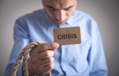 KENALI TANDA-TANDA SESEORANG SEDANG BERADA DIFASE QUARTER LIFE CRISIS!