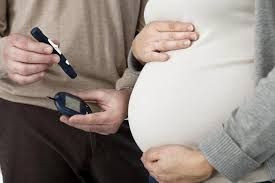 Wanita hamil sedang memeriksa gula darah.
