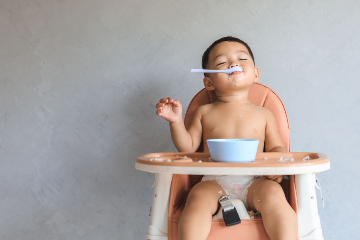 Bayi sedang makan 