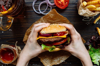 Begini Cara Mengendalikan Food Craving