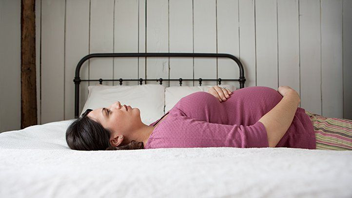 Wanita hamil  sedang berbaring