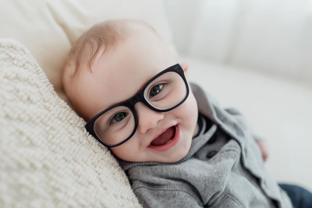 bayi dengan kacamata