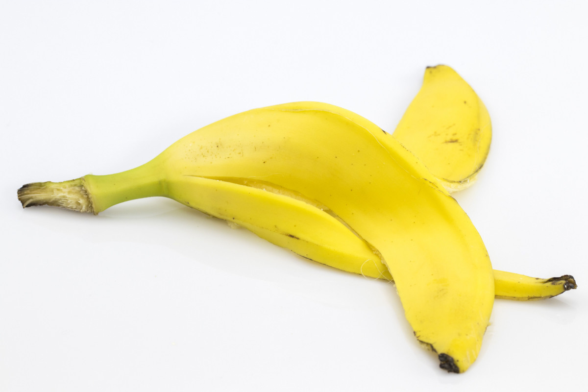 Сколько весит банан без кожуры в среднем. Мягкая игрушка банан с кожурой. Банановая кожура для рыбок. Стоковый банан 219. Банановая кожура в руке.