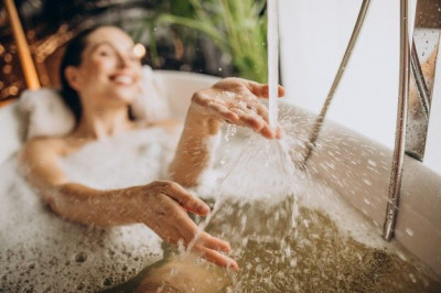 Studi: Mandi Air Dingin Bisa Bantu Redakan Gejala Kecemasan
