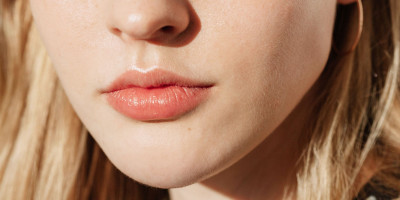 Bibir Merona Merah Muda Alami dengan Lemon