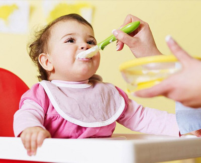  Bahaya Meniup Makanan Si Kecil