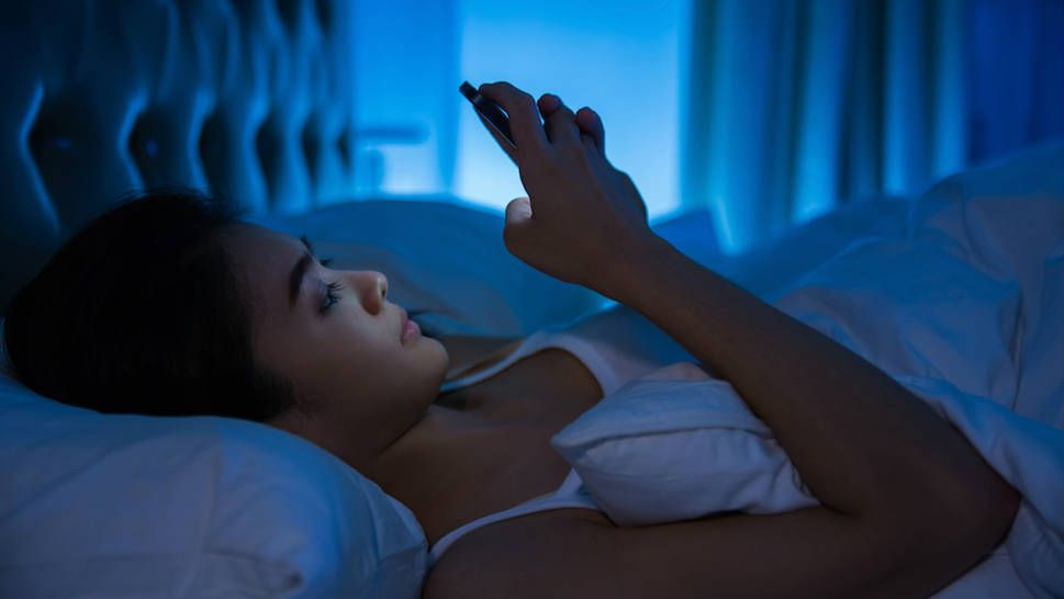 menggunakan smartphone sebelum tidur