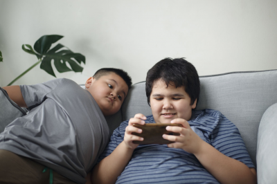 Anak Kegemukan dan Sering Bermain Gadget Berisiko Hipertensi