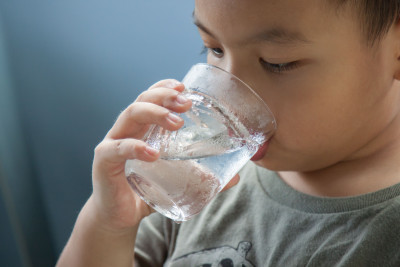 Masalah Kesehatan Akibat SI Kecil Sering Minum Air Es