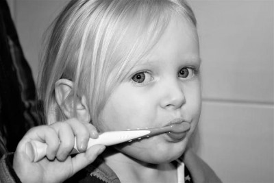 Tips Ajarkan Anak Rajin Gosok Gigi di Rumah
