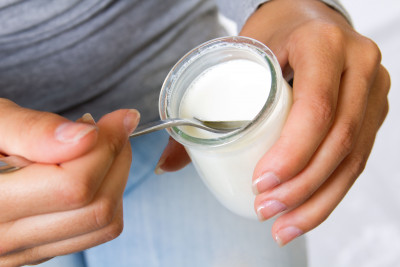Efek Samping Mengonsumsi Yogurt yang Telah Basi 
