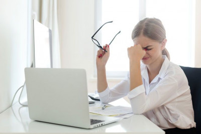 Awas! Terlalu Banyak Menggunakan Komputer dan Smartphone Picu Computer Vision Syndrome