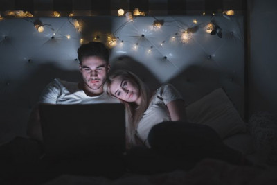 Pria yang Menonton Film Porno Cenderung Kurang Puas dengan Kehidupan Seksualnya
