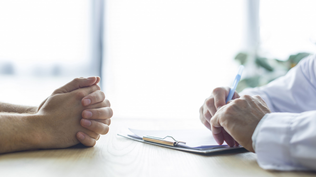 Seorang pasien sedang berkonsultasi dengan dokter