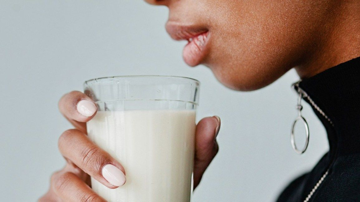 Seorang wanita minum susu.