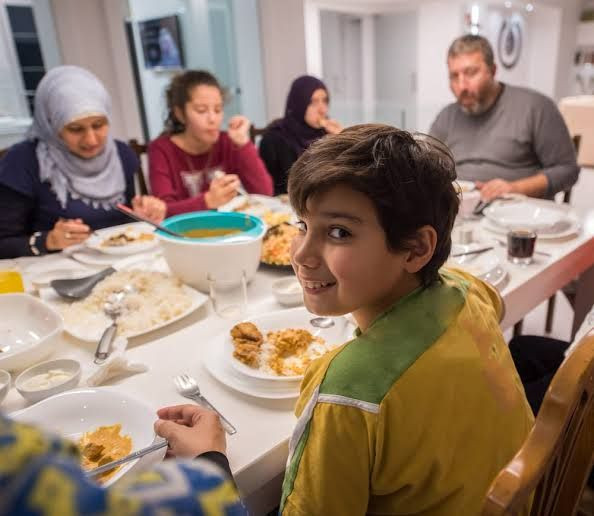 Anak berbuka puasa