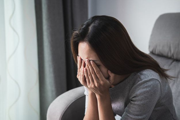 Seorang wanita sedang alami stress.