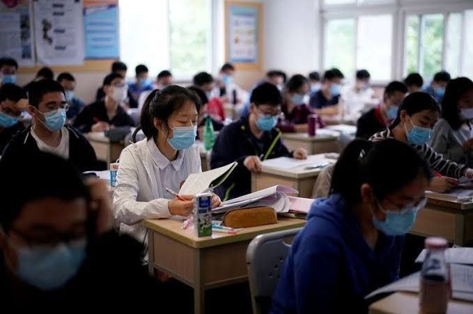 Para murid menggunakan masker