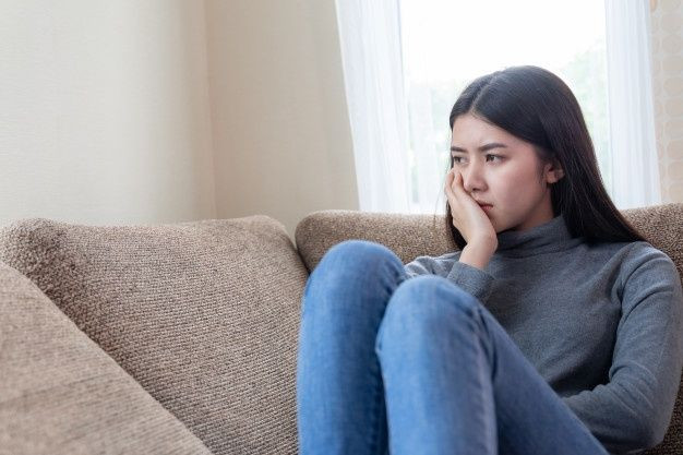 Seorang wanita sedang alami stress.