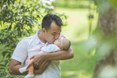 Ini Bahayanya Cium Bayi Mungil Anda