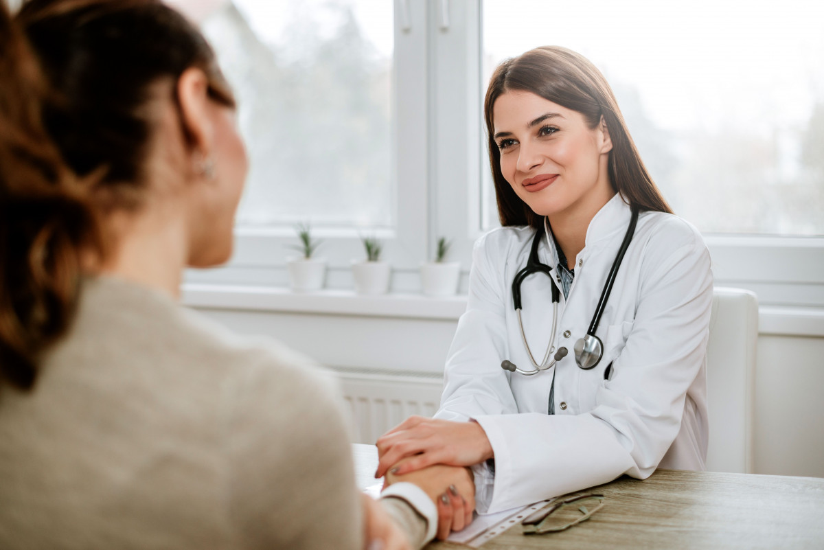 Seorang wanita sedang berkonsultasi dengan dokter