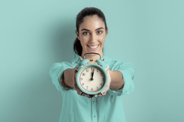 Source :https://www.yesdok.com/visual/slideshow/front-view-smiley-woman-holding-clock_23-2148385862-article-1609651543.jpg?w=800?w=1200 https://www.yesdok.com/visual/slideshow/front-view-smiley-woman-holding-clock_23-2148385862-article-1609651543.jpg?w=800?w=1200