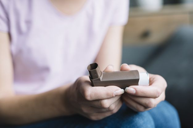 Seorang wanita menggunakan inhaler.