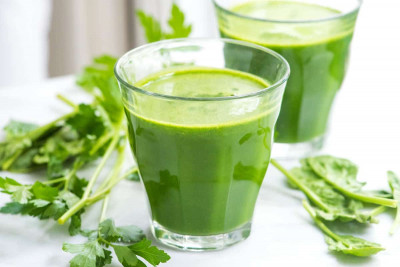 Selain Praktis, Ini Beragam Manfaat Meminum Jus Bayam