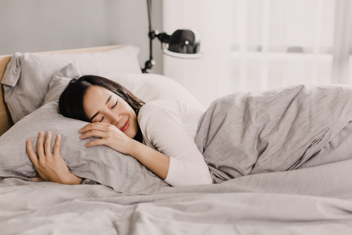 Seorang wanita sedang tidur