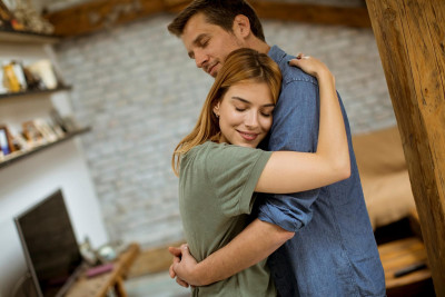 Selain Bentuk Kasih Sayang, Berpelukan juga Punya Manfaat untuk Kesehatan