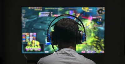 Tips Agar Tetap Sehat Saat Sibuk Bermain Game
