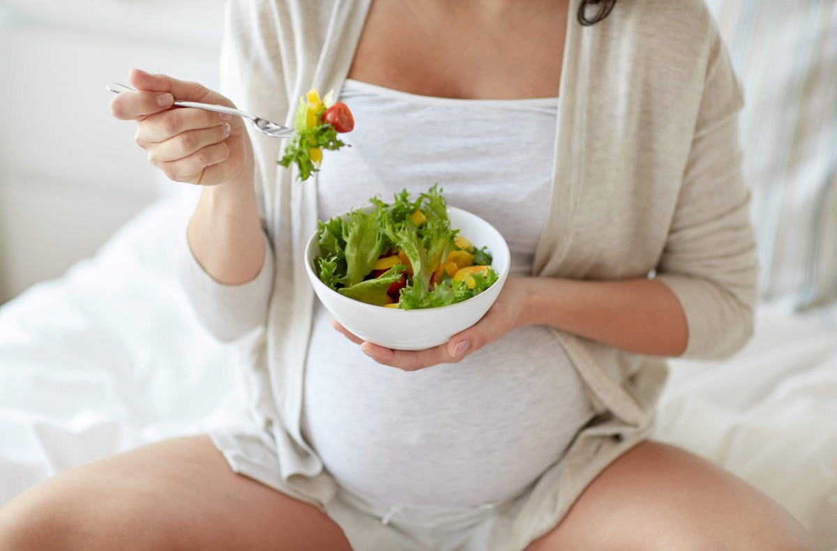 Ibu hamil makan makanan sehat