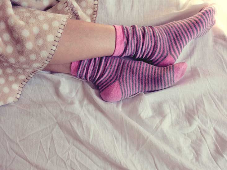 Tidur memakai kaos kaki.