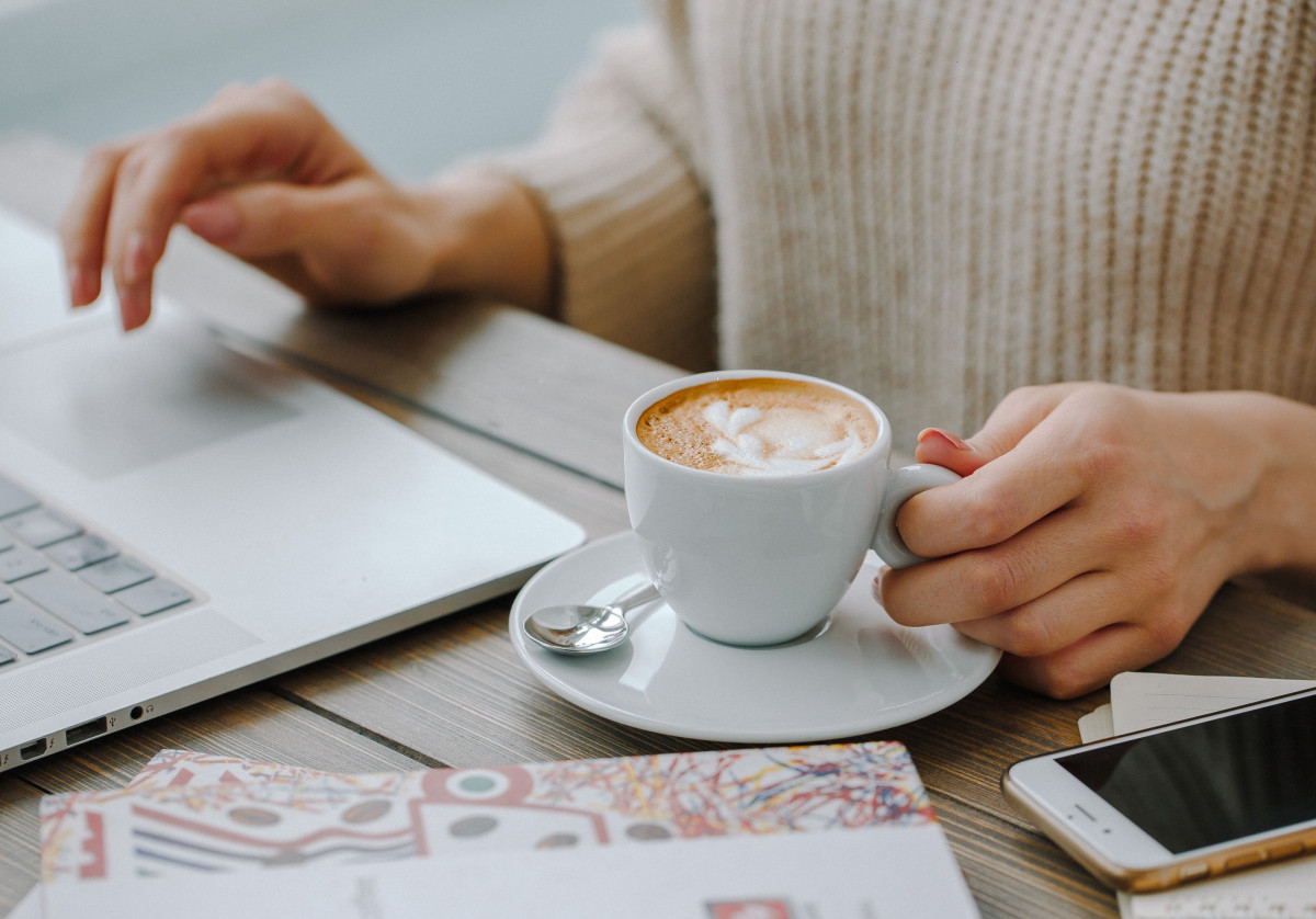 Seorang wanita sedang minum kopi