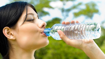 Minum Air Putih Berlebihan Bisa Bahayakan Ginjal