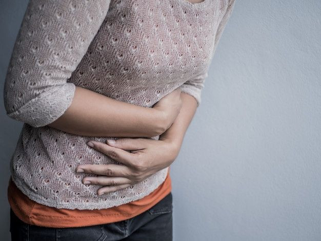 Seorang wanita sedang mengalami gastritis.