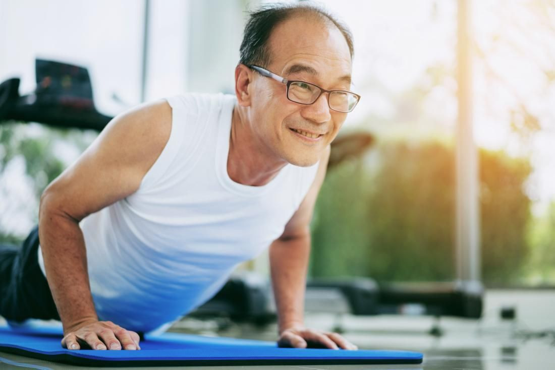 Seorang laki-laki sedang melakukan push-up.