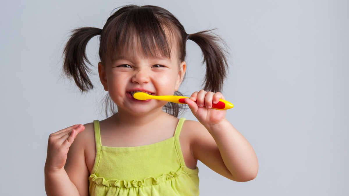 Waktu yang Tepat Mengajarkan Anak Menggosok Gigi