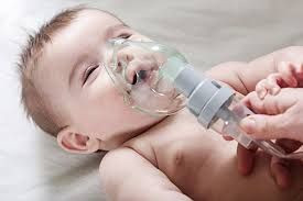 Seorang bayi sedang menerima perawatan asma. 