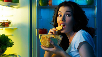 Saat PMS atau Menstruasi, Kok, Lapar Terus?