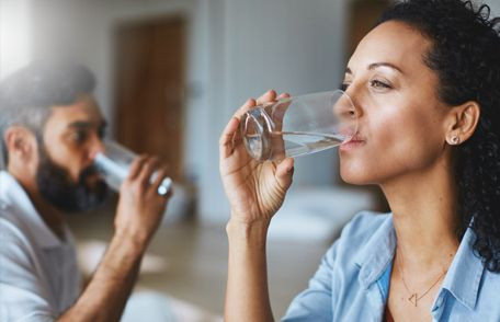 Orang sedang minum air putih,