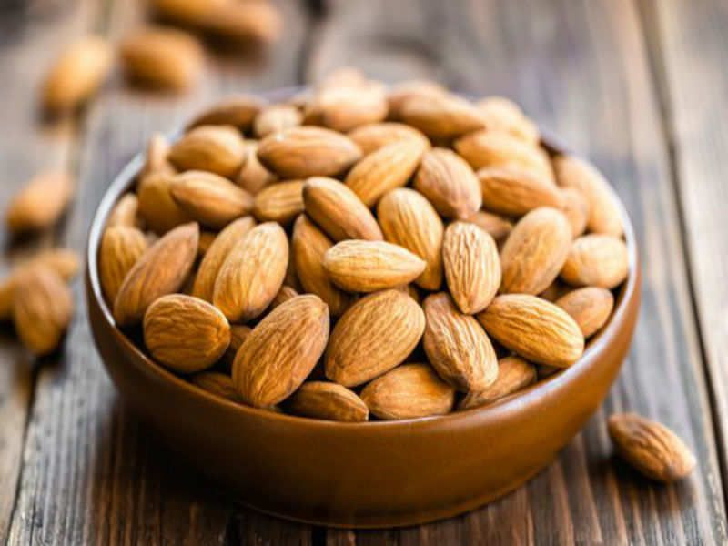 Kacang almond.