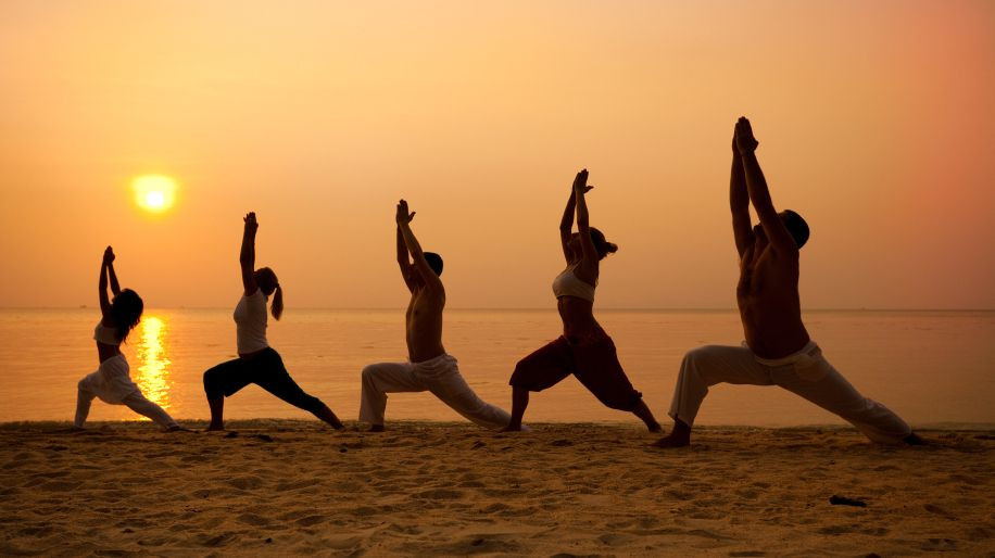 Orang melakukan yoga.